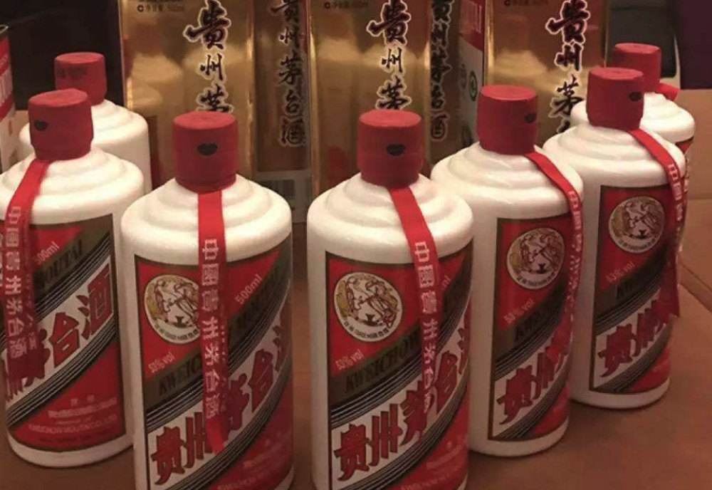 茅台酒的瓶子上面,为什么要系一根红丝带?其实里面暗藏玄机!