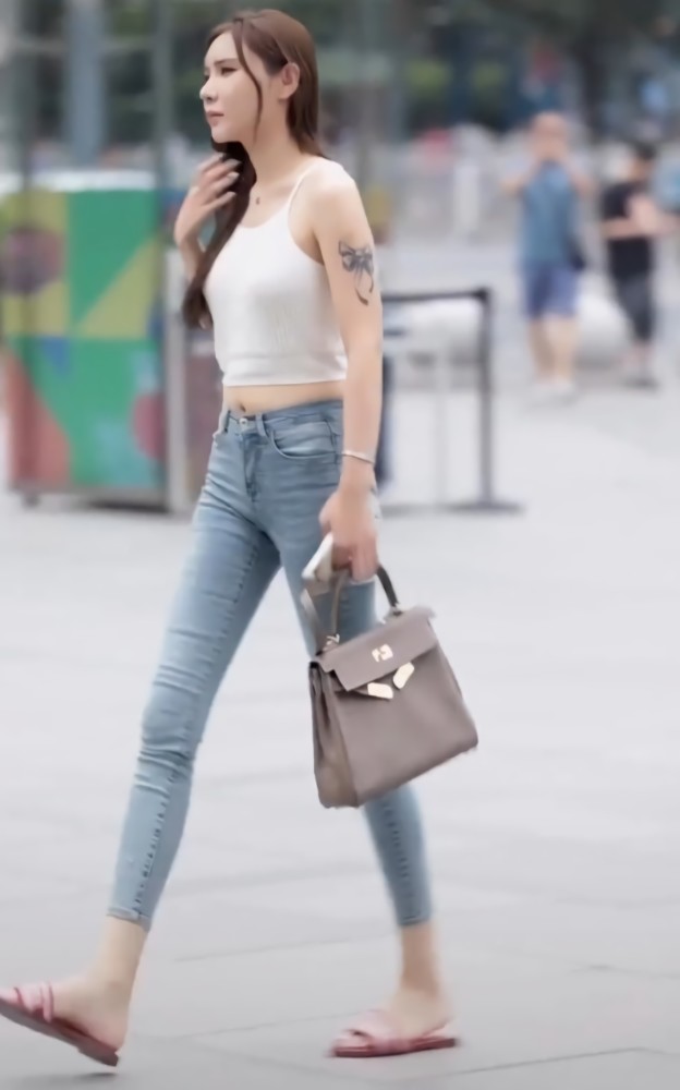 建议微胖女孩:千万别穿这款"晴天裤",生怕一弯腰就崩坏了!