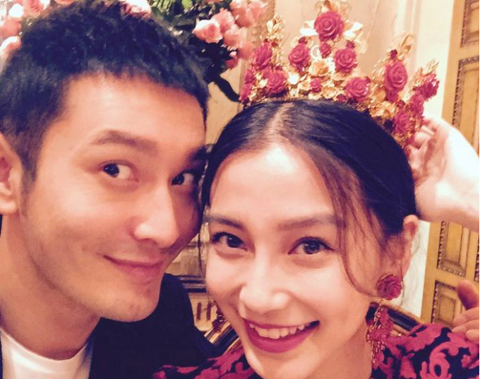 去年baby拍戏连轴转,黄晓明还带着小海绵去探班老婆,被路人花式偶遇.