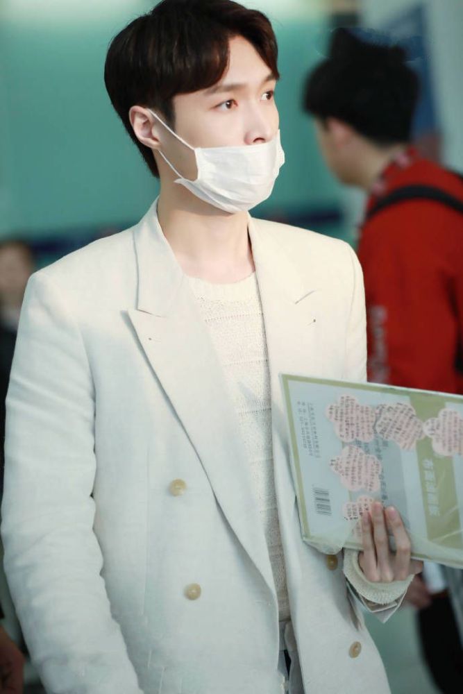 张艺兴机场生图:高雅的白色西服,估计只有艺兴能"驾驭