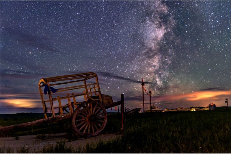 夜晚 在内蒙古辽远的星空下感受清凉