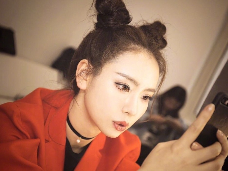 戚薇和女儿留同款丸子头,青春活力像刚成年,网友:别忘自己年龄
