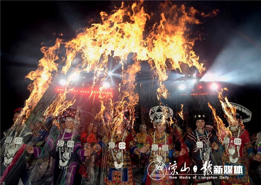凉山彝族传统火把节狂欢夜火到爆!