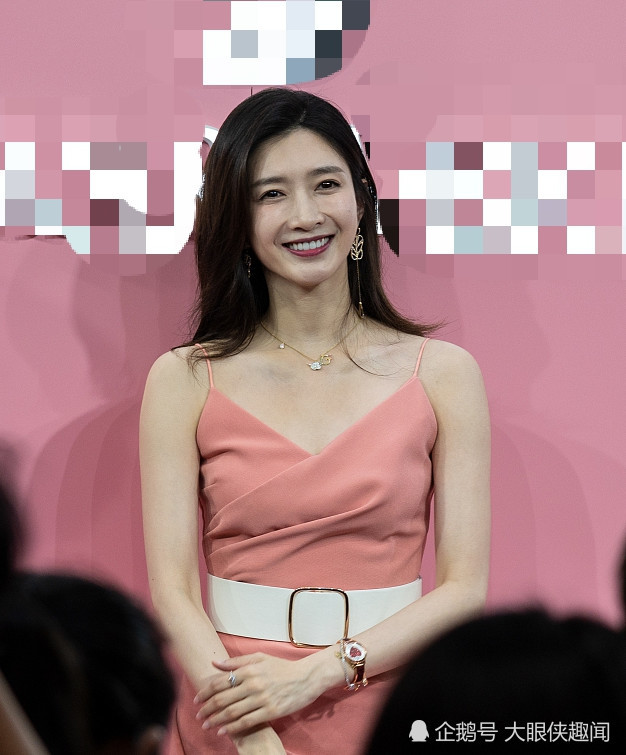 江疏影粉红长裙,淡妆出席发布会,尽显身材,挥手比心甜美可爱