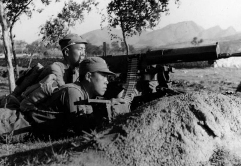 这是抗日战争前线,八路军战士正在射击日军,用的机枪是从日军那里缴获