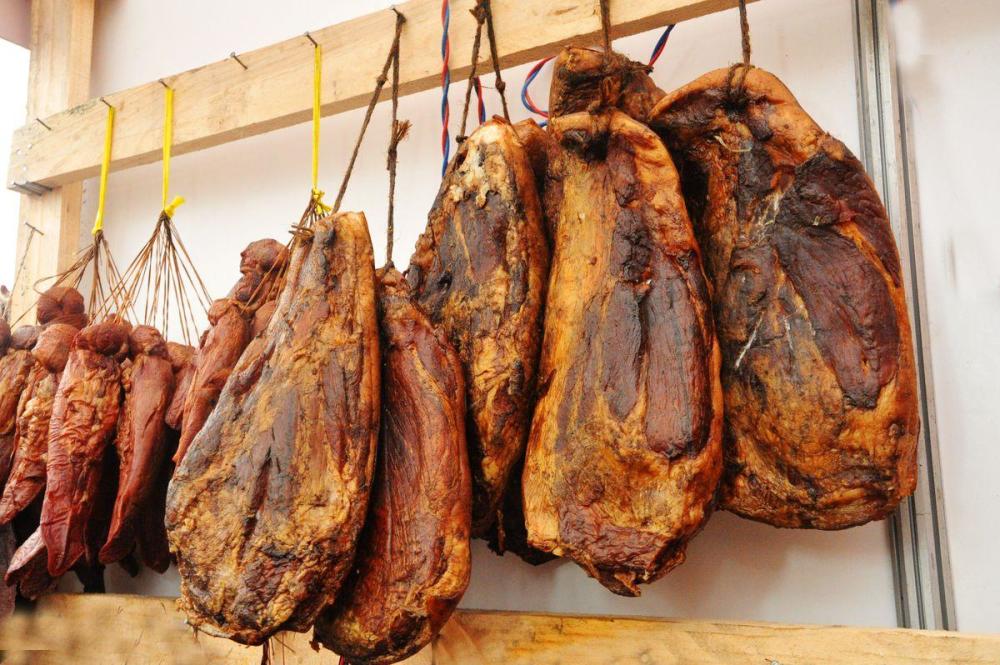 对于发霉腐烂的腊肉,要坚决杜绝,发酸的腊肉都不要选取,这样的腊肉