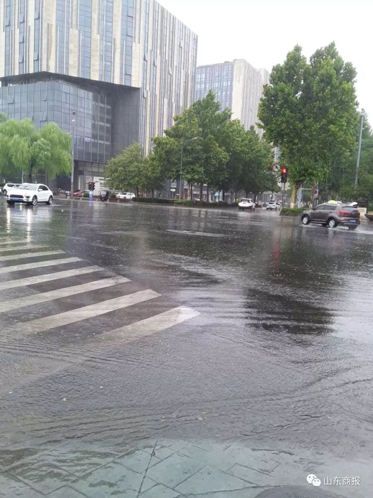 济南开下!下起来像盆浇!山东局部大雨或暴雨!已发布雷电黄色预警!