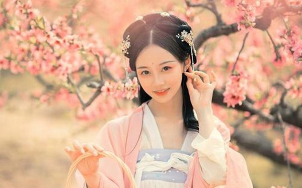 两个古装女人猜成语_看图猜成语500个图片(3)