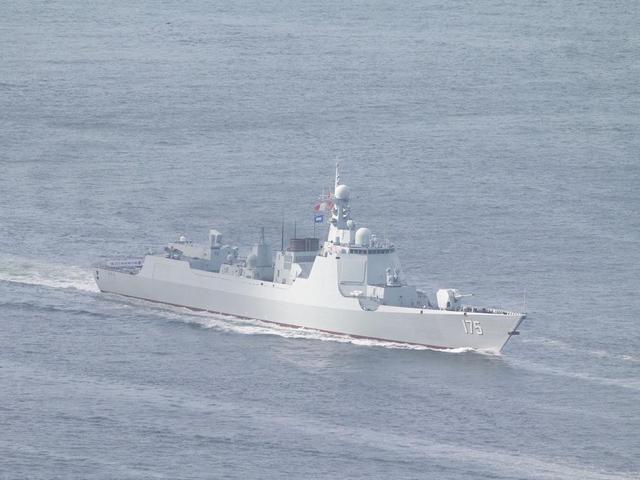 052d型驱逐舰标准排水量6300吨,与阿利伯克flight i仅少了300吨.