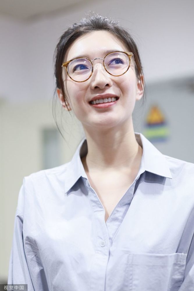 江疏影扎丸子头比v甜笑显少女范,单肩背包插兜走路阔步自信足