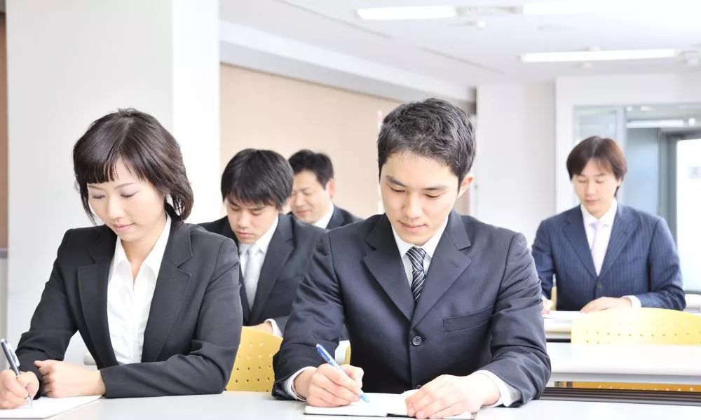 职场技能之"暗度陈仓" 明转暗出其不意化危机 职场三十六计连载