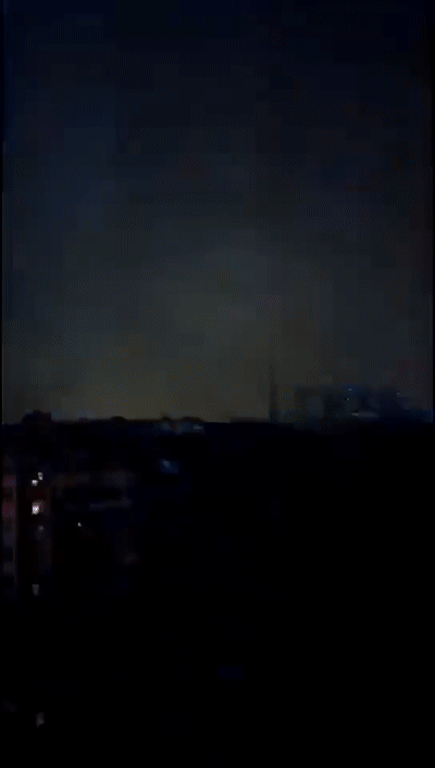 拉开窗帘一看 终于近距离的看到了什么叫 电闪雷鸣,大雨滂沱 朋友圈