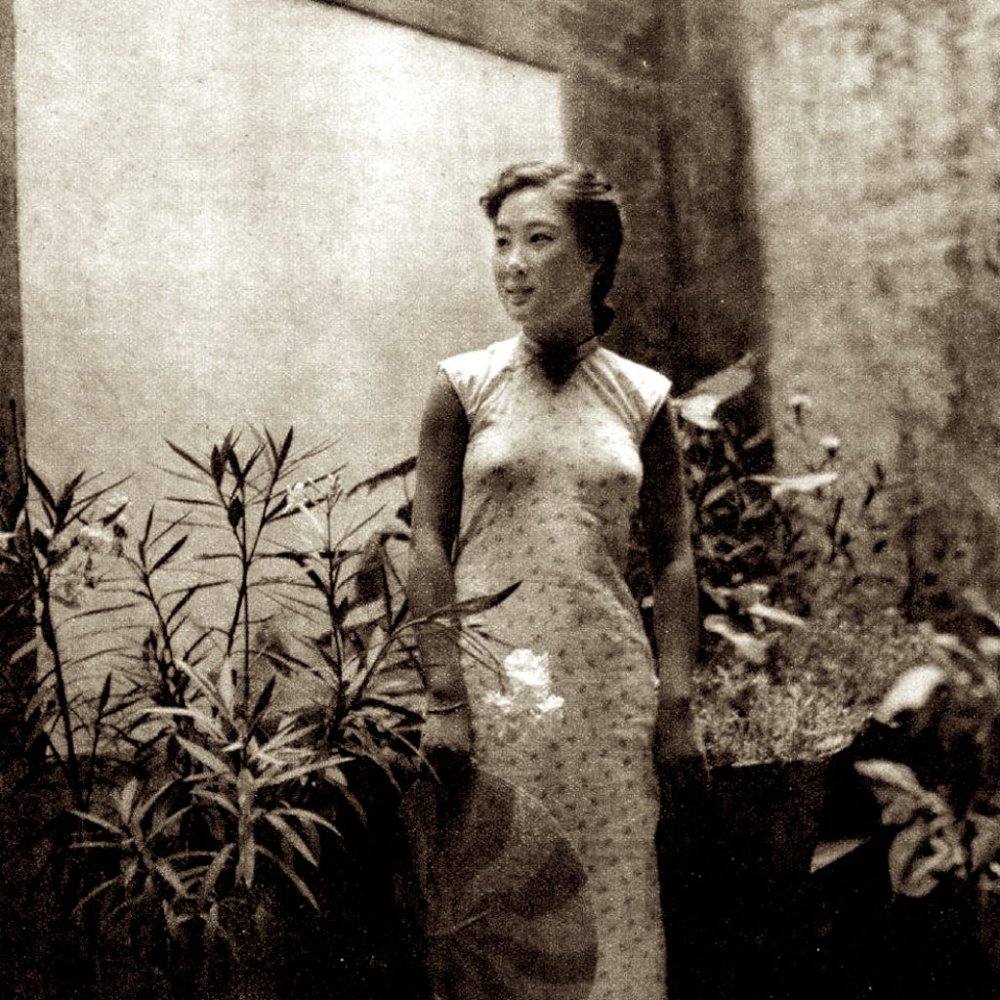 民国时期北平罕见真实老照片:图2一个穿着旗袍的清秀女孩
