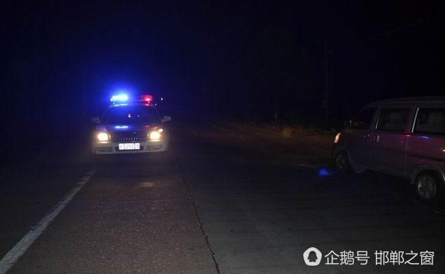 邯郸年轻女司机夜晚将车开进湖里 大喊救命_大