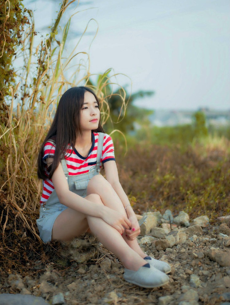 户外阳光下的清秀美丽小姑娘