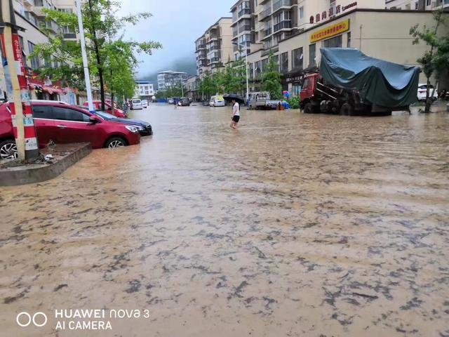 四川广元暴雨,羊木场镇进水,客车运停运,几千人被困