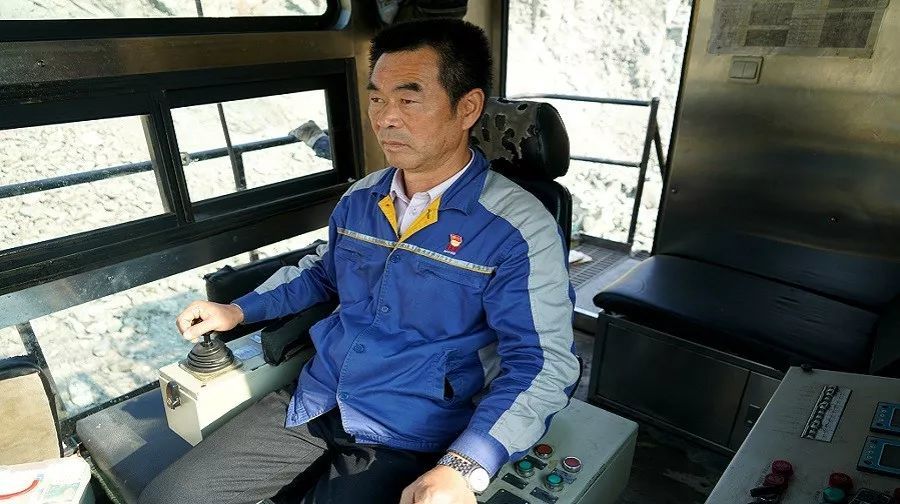 39年来,卜维平在电铲这个露天矿山特种大型挖掘机操