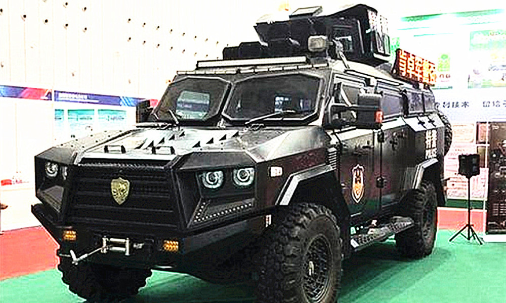 中国9吨级"暴龙"反恐防暴装甲车,续航能力强
