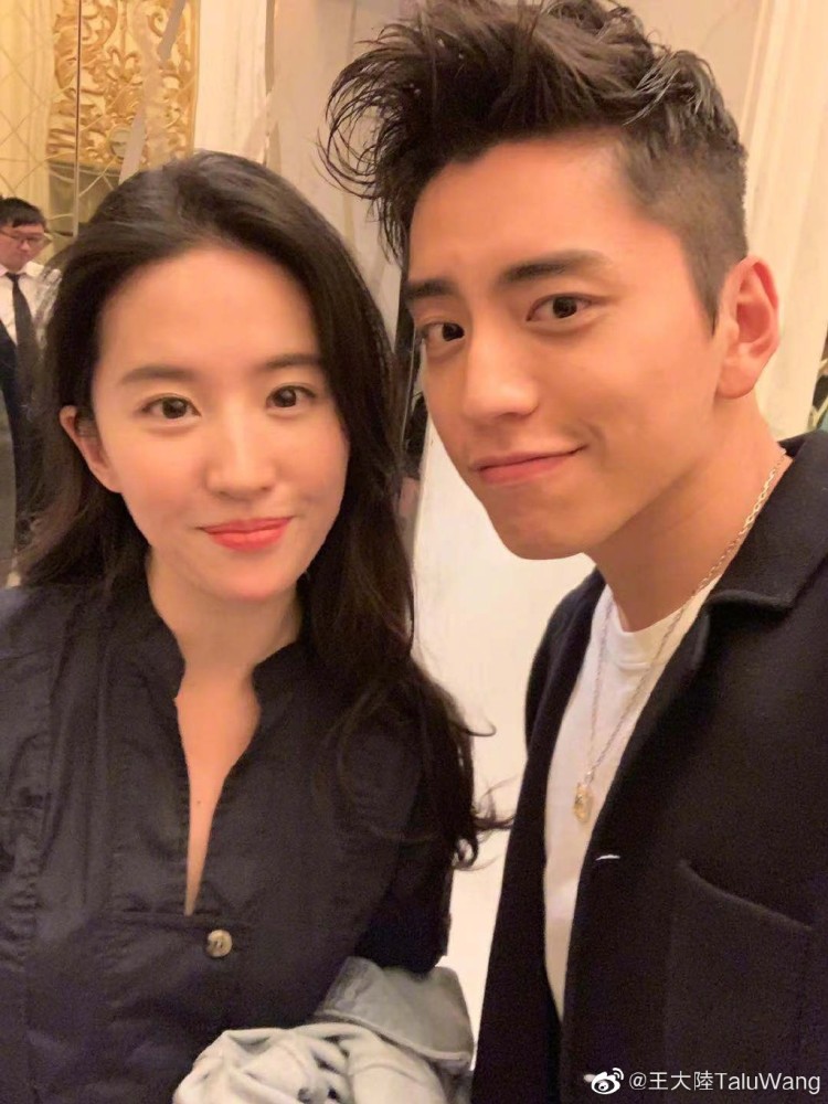 王大陆遇见刘亦菲也会害羞,晒其合影夸人美引网友神评论