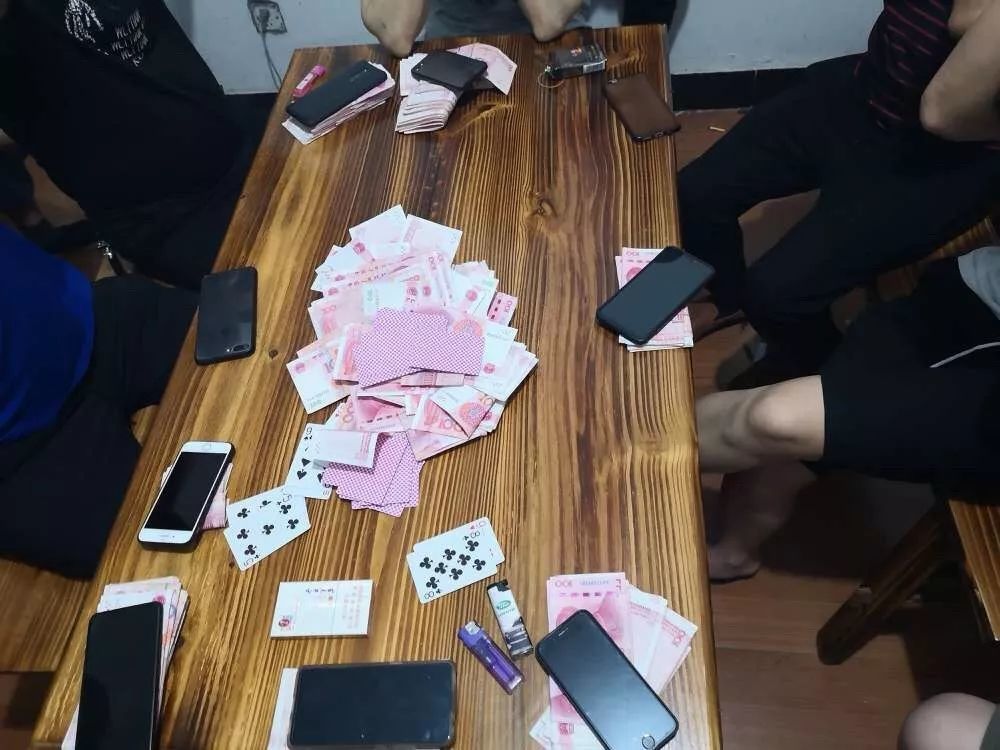 而此时桌上仍散落着扑克牌和一叠叠百元大钞.