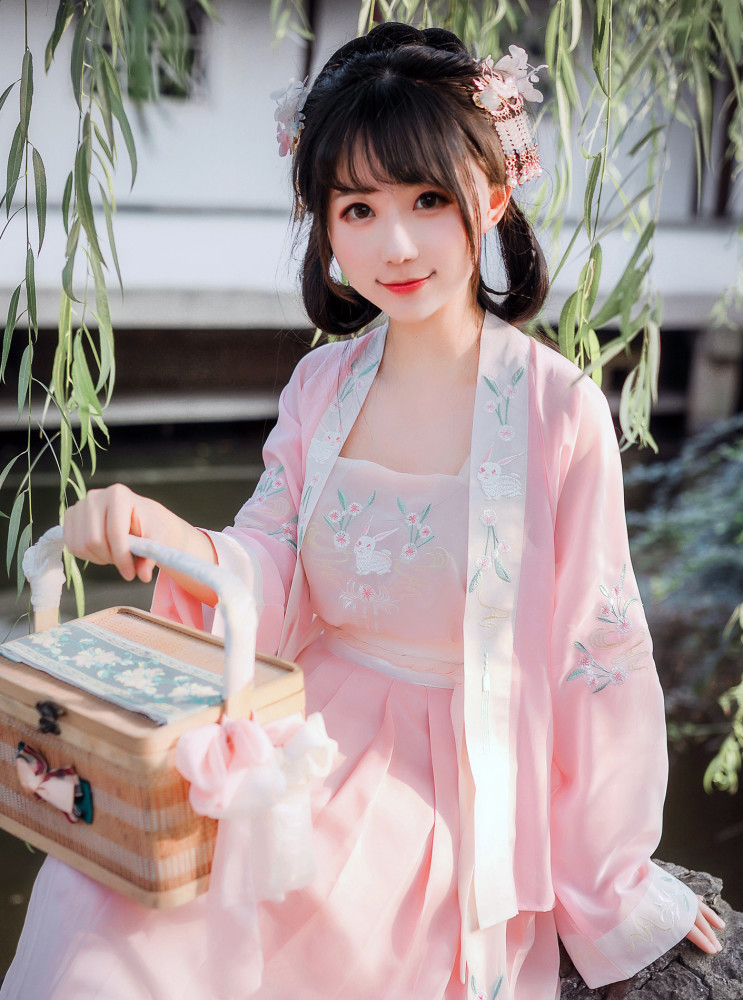 街拍美女:小美女这一身经典汉服打扮,显得非常典雅又娇俏