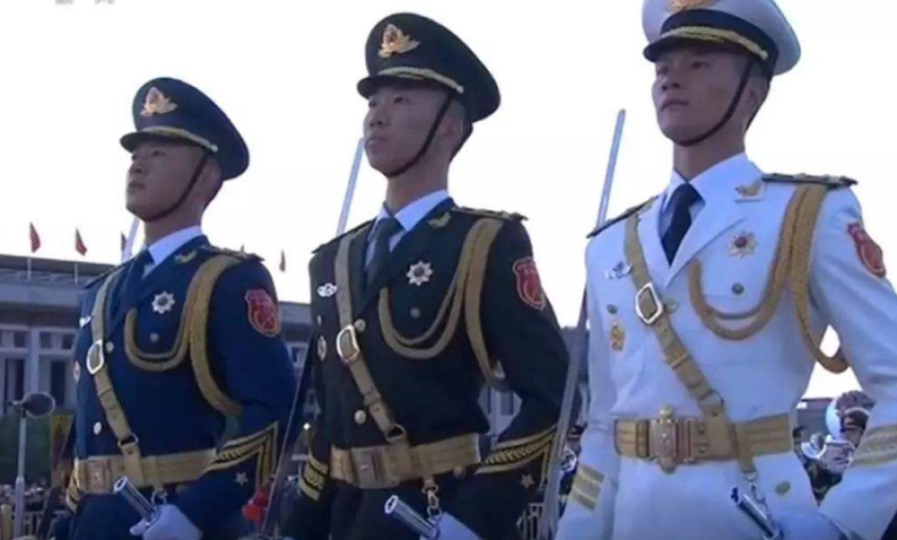 国旗护卫队使用的指挥刀,为啥是西洋款式?仔细看一下就懂了!