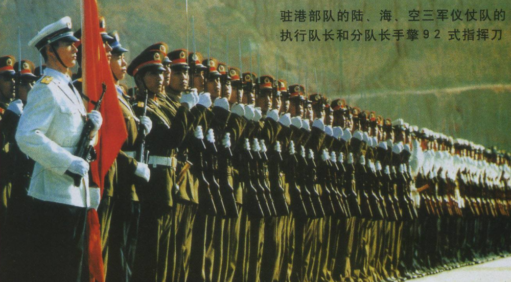 国旗护卫队使用的指挥刀,为啥是西洋款式?仔细看一下就懂了!