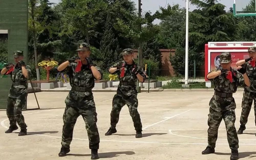 武警官兵们表演匕首操