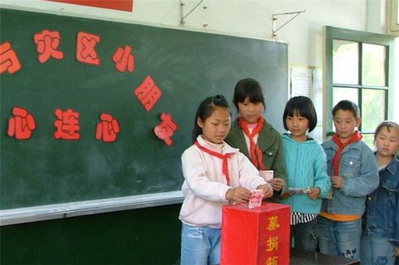 学校让捐款,只捐了10块的儿子被全校表扬!背后原因让人惊慌