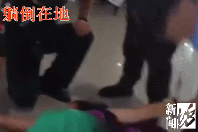 女子错过火车后强行闯关,连续打伤数名安检员,撒泼打滚装失忆!最后
