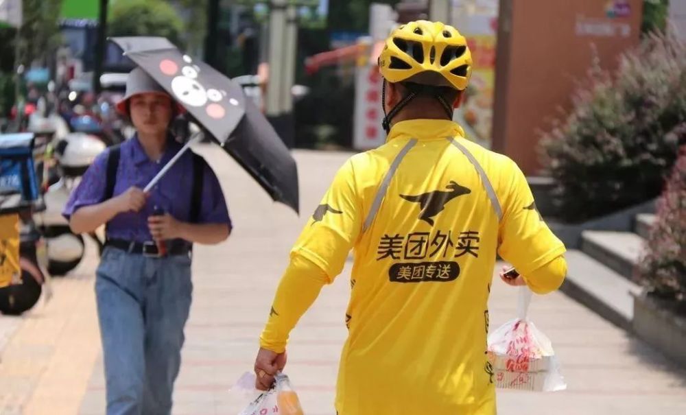 交通警察,外卖小哥,环卫工人等等,像这样需要在室外环境下坚守工作的