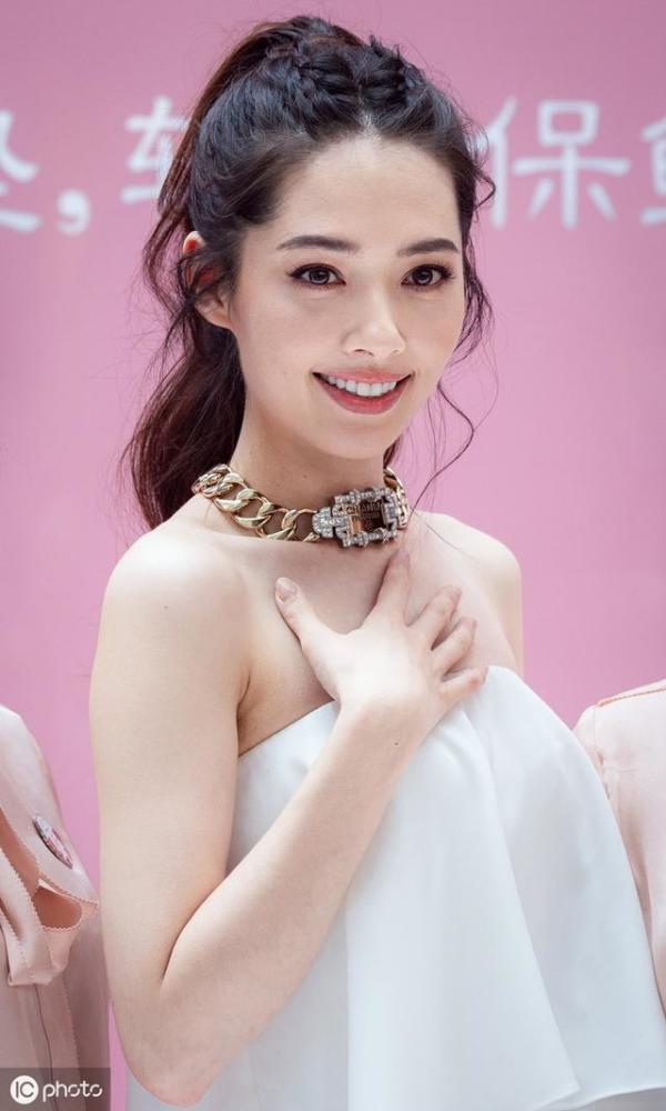 向佐的女朋友郭碧婷,参演《小时代》大红大紫,颜值杠杠的