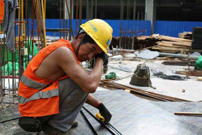 招聘建筑工地工人_农民工年年进城,为何到老手里还没钱,还要下田种地 答案太扎心(2)