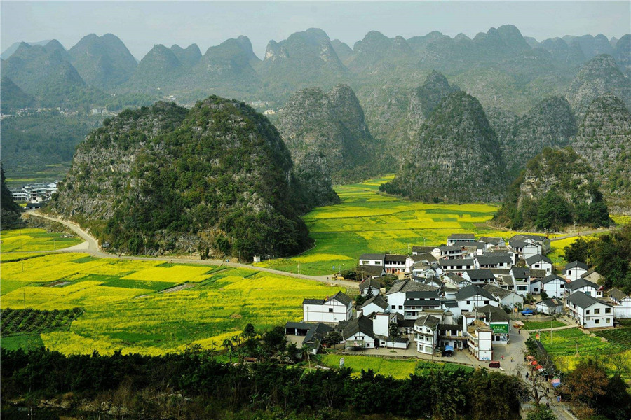 它与桂林阳朔齐名,秀丽风景,是"中国最美五大峰林"之一