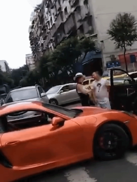 前段时间重庆保时捷女车主与男司机发生口角,抬手就抽对方耳光,结果