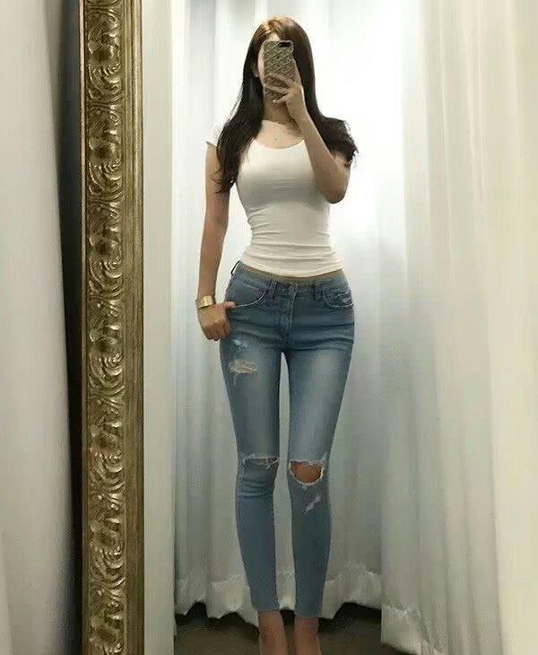 牛仔裤妹子形象极佳,让搭配随着魅力飙飞,可以轻松穿出优雅感