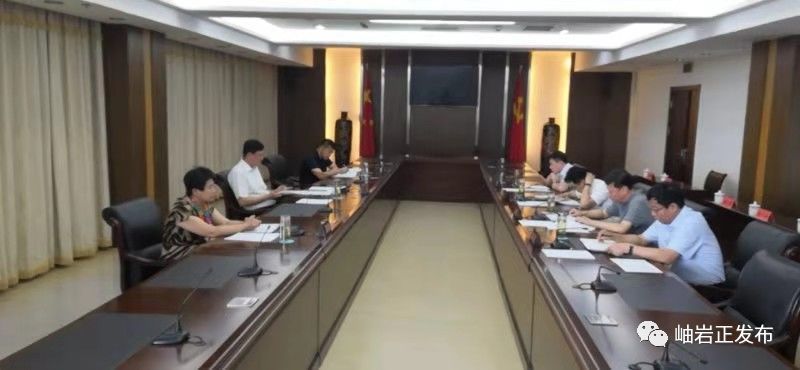 杜强主持召开县委常委会会议