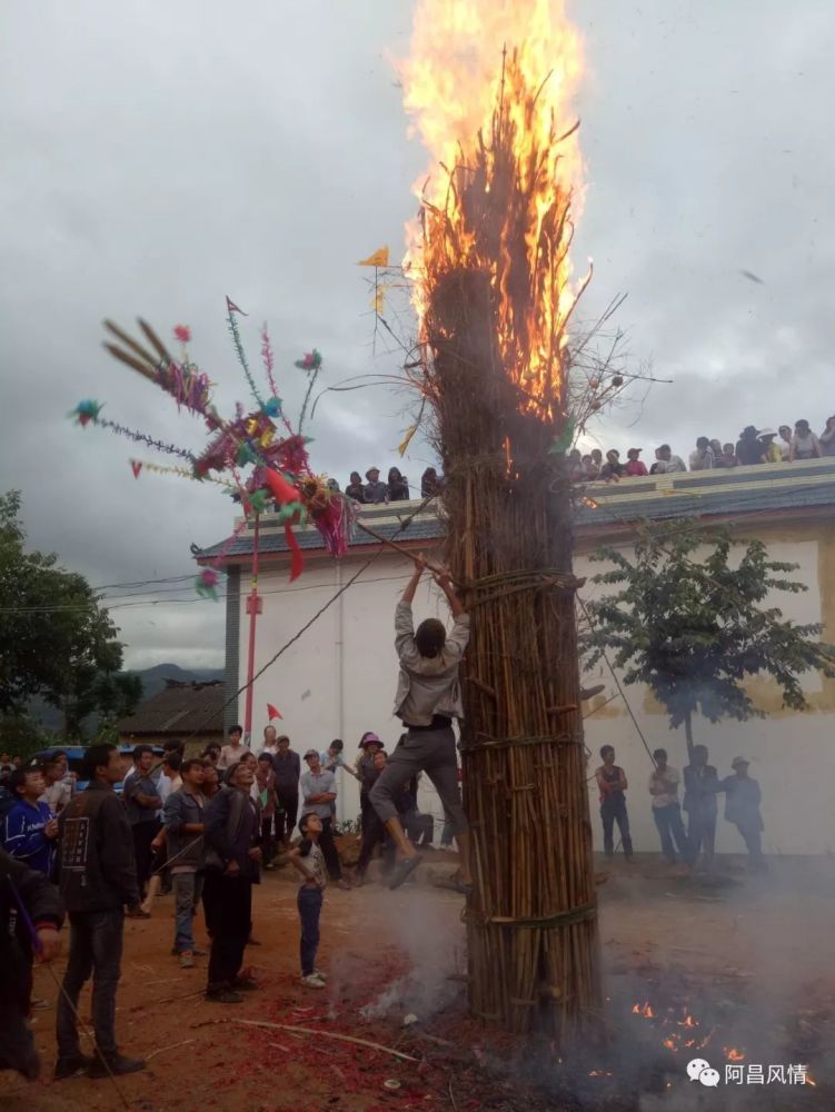 云南各地阿昌族举行火把节习俗活动