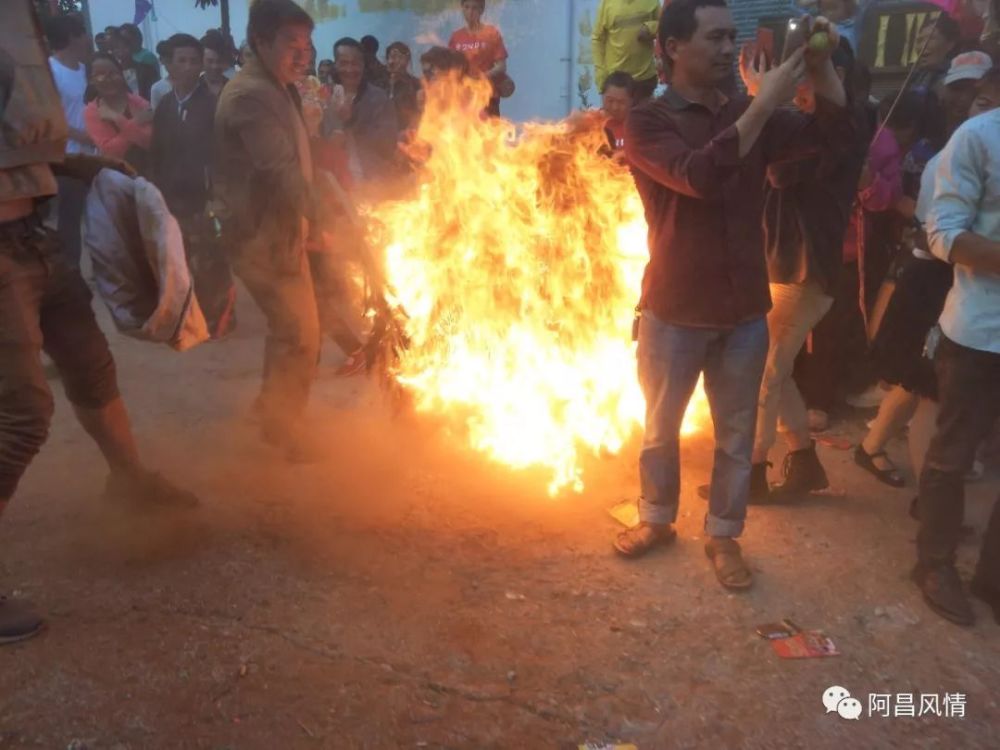 云南各地阿昌族举行火把节习俗活动