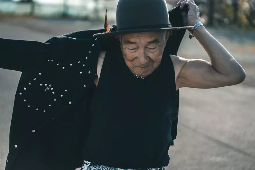 孙子改造84岁爷爷,老大爷变身时尚icon,雅痞大佬风范十足!
