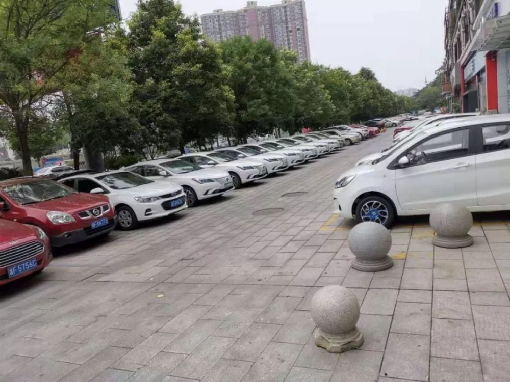 岳阳一小区公共停车位成了商品车展区 你怎么看?