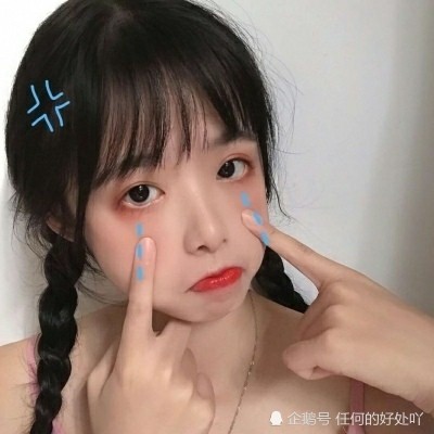 女生用手挤黑头 早晚成 草莓鼻 教你3招和黑头 古德拜 看点快报