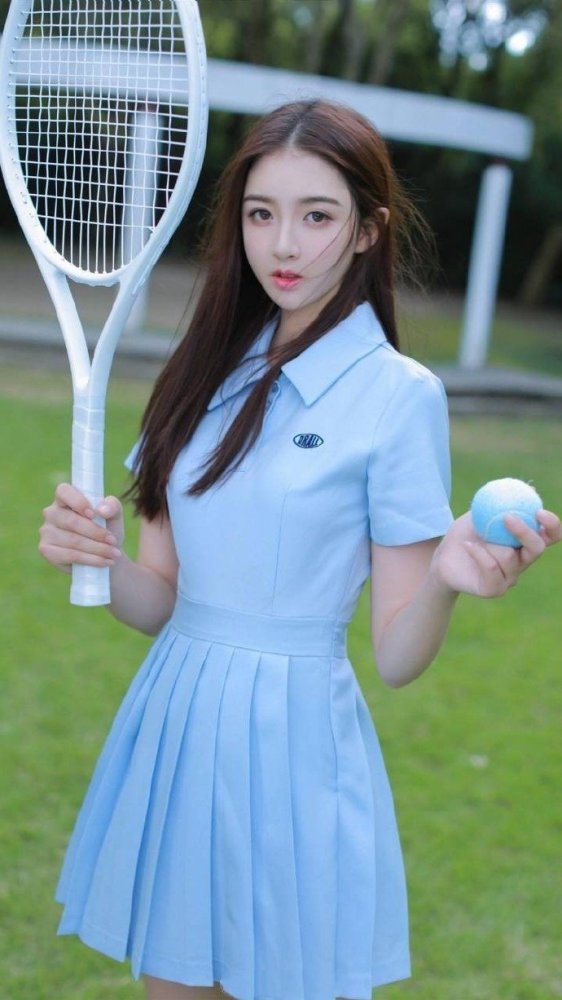 清纯美少女穿搭,淡蓝色的校服连衣裙配合棒球运动