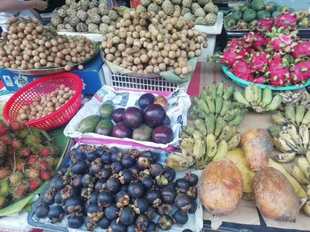 (金边本地水果摊) 似乎是受亚热带的影响, 柬埔寨水果的共同点是甜
