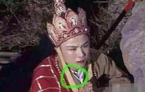 古装剧穿帮镜头,唐僧穿衬衫,杨逍戴手表,这个群演是认真的吗
