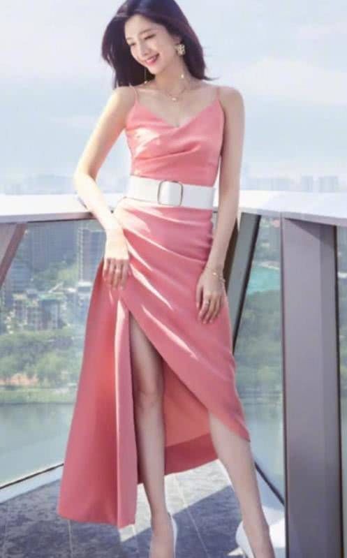 江疏影大秀美腿,粉色吊带裙仙气十足,出门阵仗堪比女大佬