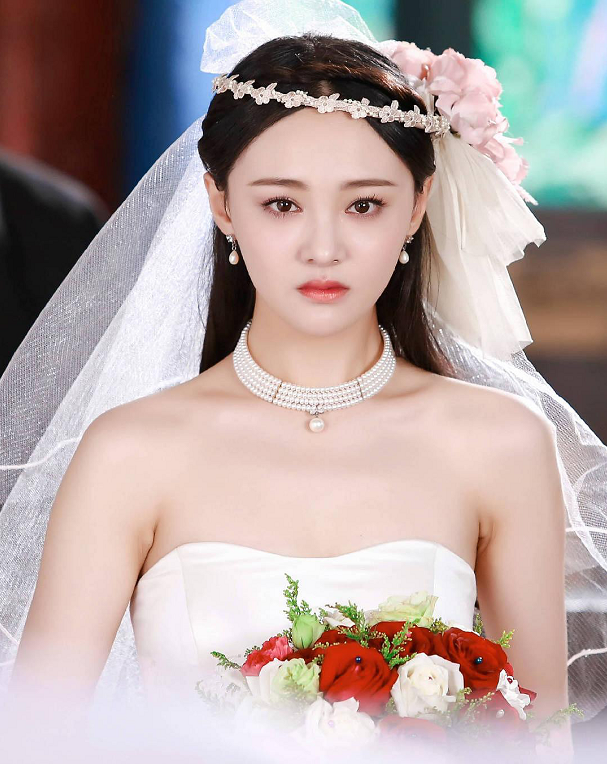 女星婚纱造型:刘亦菲仙气,刘诗诗优雅,杨颖美艳