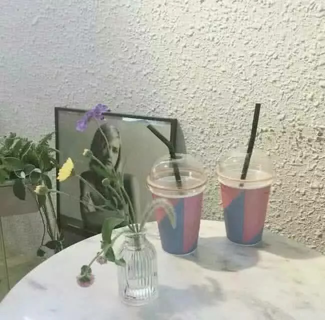 ins丧系伤感背景图:我会带着笑脸,和你坐着聊聊天!