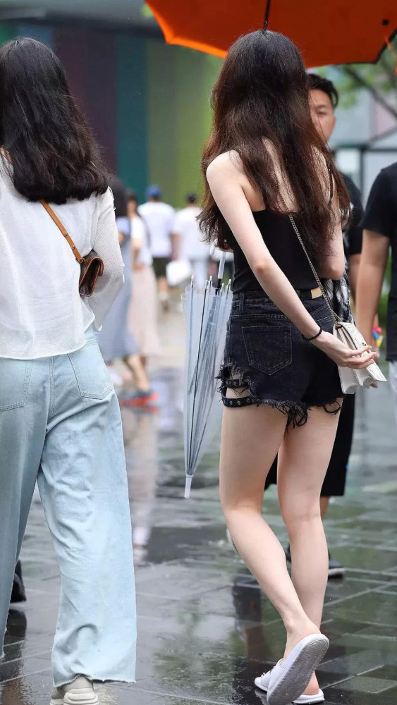 巧遇"拖鞋少女",黑色热裤尽显长腿,网友:穿拖鞋也很美