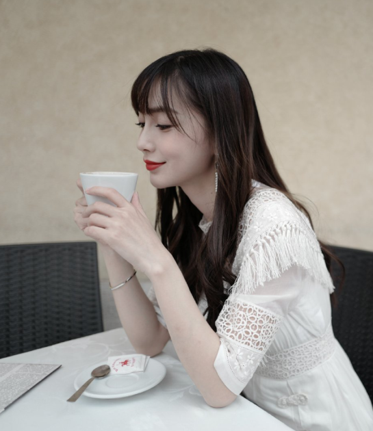 baby街边喝咖啡,无意火了"拿杯姿势",怪不得明星气质好!